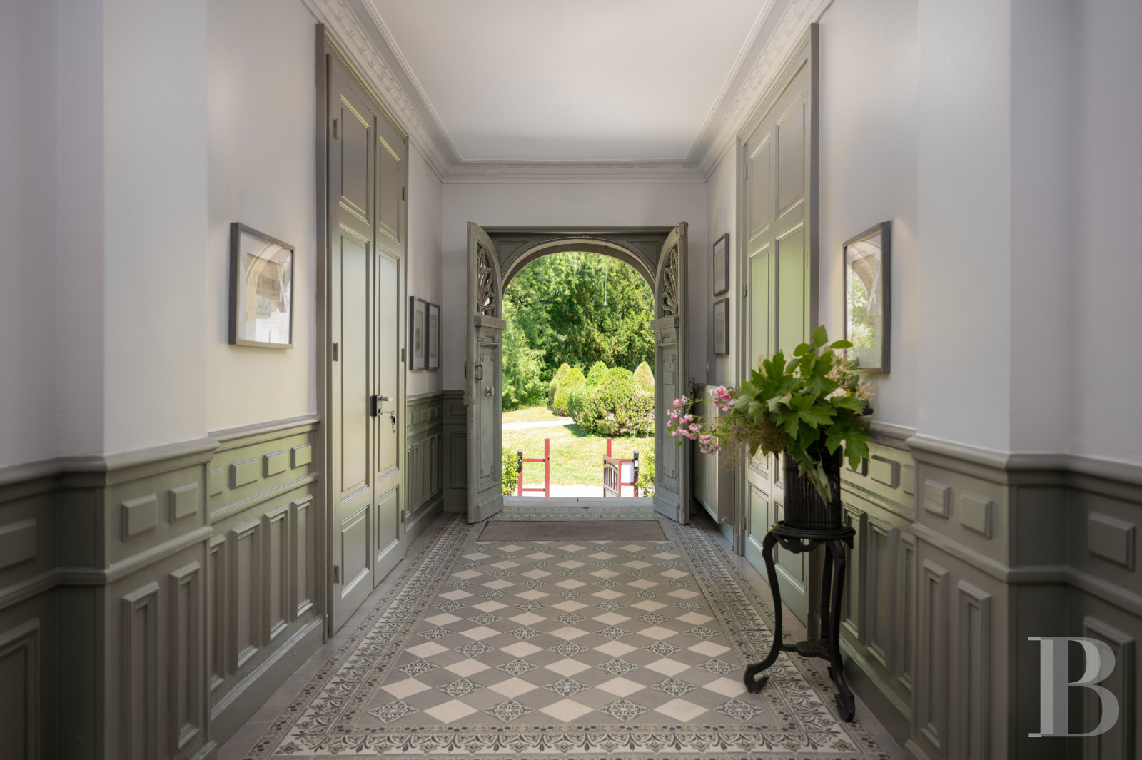 Dans les Vosges, à l'intérieur du parc thermal de Vittel, une singulière villa anglo-normande du début du 20e siècle - photo  n°2